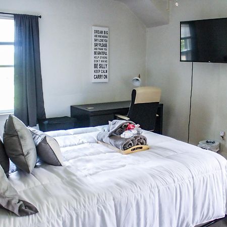 Master Bedroom In Home Away From Home Detroit Eksteriør billede