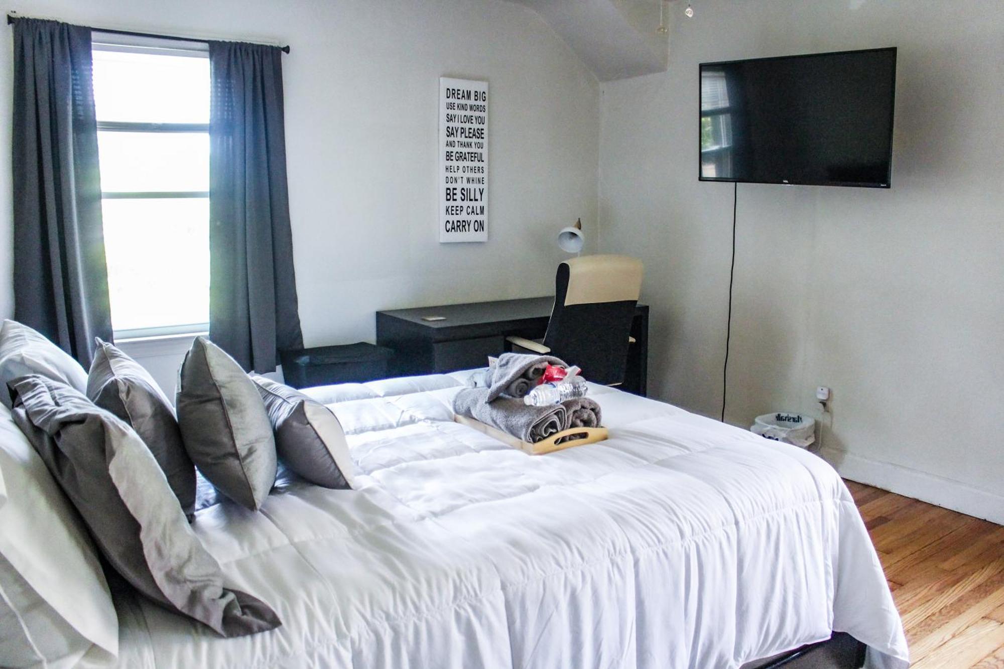 Master Bedroom In Home Away From Home Detroit Eksteriør billede